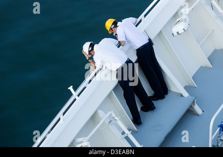 Samana, République dominicaine, les officiers d'observer le processus de laisser tomber l'ancre d'un grand navire Banque D'Images