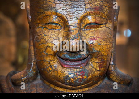 Bouddha ancien en exposition au Musée royal de l'Ontario. Banque D'Images