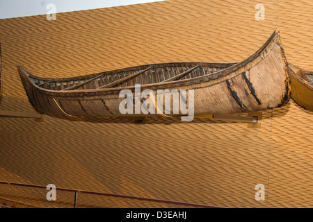 Native Indian canot en écorce de bouleau afficher au Musée royal de l'Ontario, Toronto, Canada. Banque D'Images