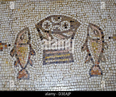 Mosaïque de poissons et de pains du 5e siècle dans l'église de la multiplication, Tabgha, Mer de Galilée, District Nord, Israël Banque D'Images