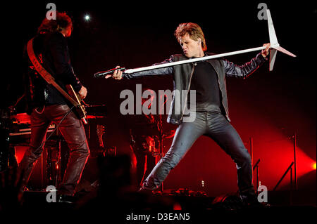 17 février 2013 - Toronto, Ontario, Canada - le guitariste RICHIE SAMBORA et le chanteur Jon Bon Jovi du groupe de rock américain 'Bon Jovi' sur la scène du Centre Air Canada à Toronto au cours de 'parce qu'on peut 2013 Tour' (crédit Image : © Vidyashev ZUMAPRESS.com)/Igor Banque D'Images