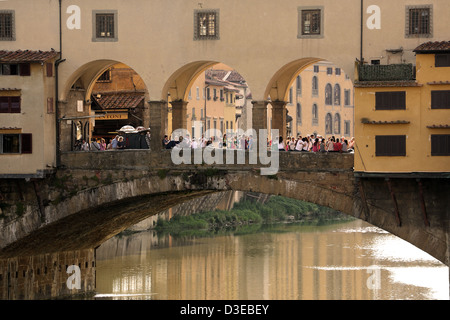 Les touristes se sont réunis sur le Ponte Vecchio à Florence en Italie. Il a été construit en 1345. Banque D'Images