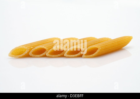 C'est un long tube creux, pâtes rigatoni en forme sur fond blanc. Banque D'Images