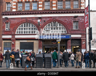 Les touristes et les consommateurs à l'extérieur de la station de métro Camden Town, à Londres. Banque D'Images