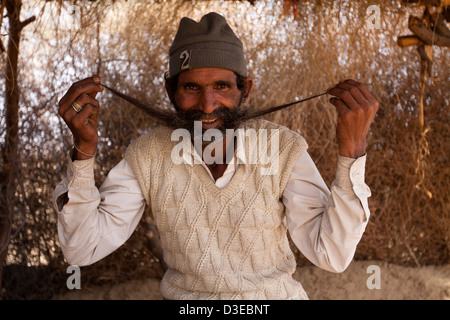 Homme avec une longue moustache au Rajasthan en Inde Banque D'Images