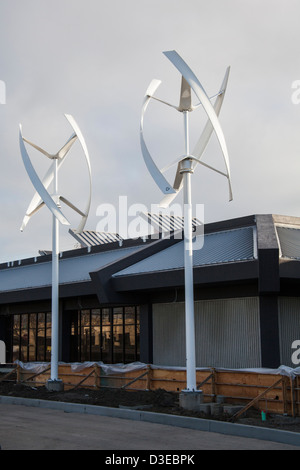 Deux éoliennes à axe vertical au centre de l'énergie nette zéro en construction à San Leandro, en Californie. Banque D'Images