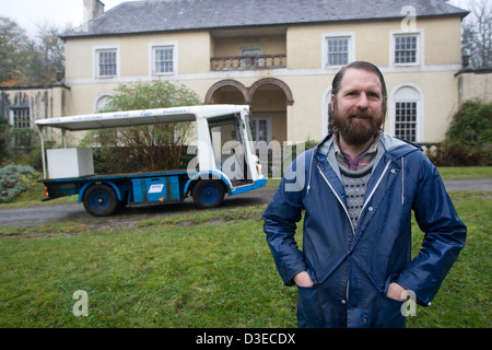 Île de Eigg, ÉCOSSE - 1er novembre 2007 : Bob Wallace se tient à l'extérieur de la maison qu'il rénove avec son partenaire Nora Barnes. Banque D'Images