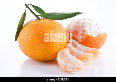 Mandarine avec des feuilles sur un fond blanc. Banque D'Images
