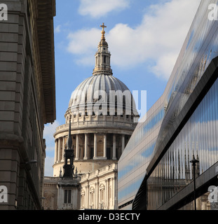 La Cathédrale de St Paul, vue à travers les immeubles de bureaux Ville de London England UK GO Banque D'Images