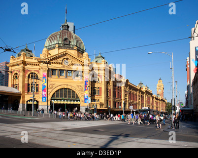 Les piétons en passant devant l'entrée principale de la gare de Flinders Street, Melbourne, Victoria Australie Banque D'Images