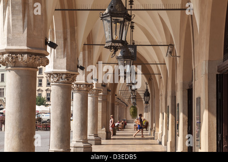 Des arcs avec des lanternes suspendues de tissu située sur la place principale du marché, Cracovie, Pologne Banque D'Images