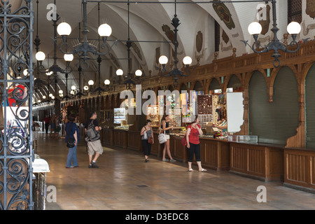 Boutiques dans la Halle de la place du marché, Cracovie, Pologne Banque D'Images