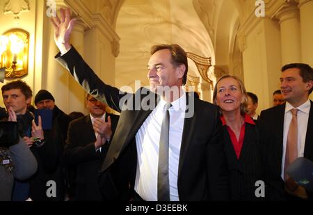 Titulaire de l'Office et l'élection gagnant Burkhard Jung (SPD-C) entre dans la mairie avec sa femme Juliane Kirchner-Jung (derrière-R) après l'élection du maire de Leipzig, Allemagne, 17 février 2013. Jung a gagné environ 44 pour cent des voix. Photo : Jan Woitas Banque D'Images