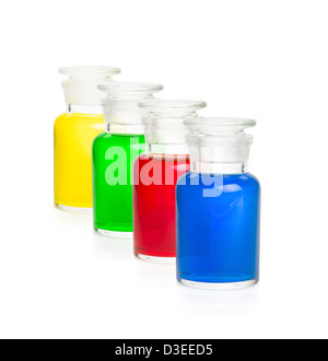 Quatre flacons de laboratoire remplis de liquides colorés Banque D'Images