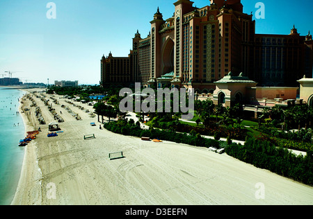 L'Atlantis Hotel Palm Dubai en vu de le monorail avec la plage en face de baigneurs Banque D'Images