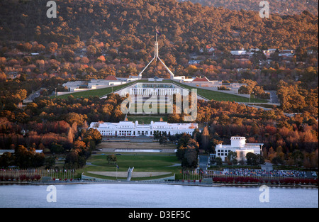 Couleurs d'automne entourent la maison du parlement et le parlement provisoire House Capital Hill Canberra Australie Banque D'Images