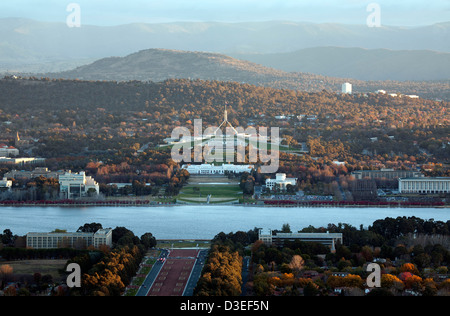 Vue aérienne élevée à la recherche sur le lac Burley Griffin à l'Australian Chambres du Parlement sur une journée d'automne. Banque D'Images