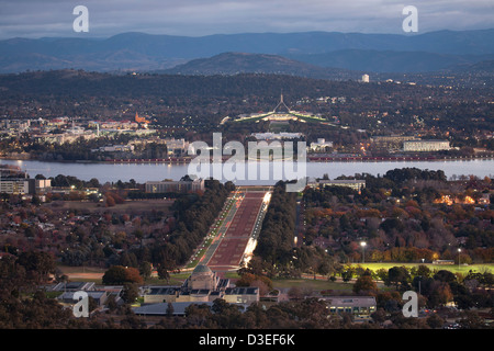 Antenne de crépuscule des vues sur le lac Burley Griffin du parlement fédéral australien House Canberra Australie Banque D'Images