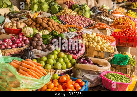 Fruits et légumes colorés disposés dans des locaux à un marché de fruits et légumes à Nairobi, au Kenya. Banque D'Images