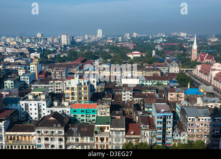 Skyline de Yangon city central avec d'anciens et de nouveaux bâtiments Rangoon Myanmar Birmanie Banque D'Images