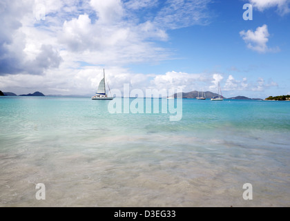 L'ÎLE DES CARAÏBES TORTOLA ILES VIERGES BRITANNIQUES SIGNE TOURISME TROPICAL COLORÉ COULEUR BLEU ROUGE BLANC BATEAU DE CROISIÈRE PO Banque D'Images