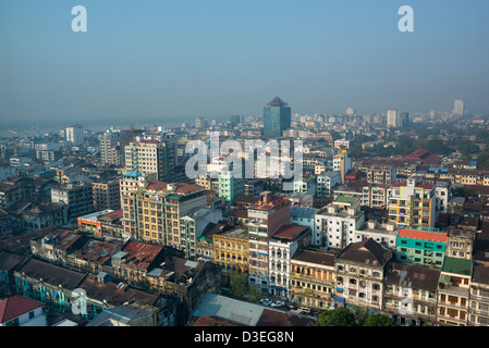 Skyline de Yangon city central avec d'anciens et de nouveaux bâtiments Rangoon Myanmar Birmanie Banque D'Images