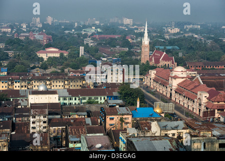 Skyline de Yangon city central avec d'anciens et de nouveaux bâtiments Rangoon Myanmar Birmanie Banque D'Images