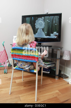 Enfant en regardant la télévision Banque D'Images