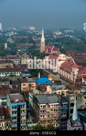 Skyline de Yangon city central avec d'anciens et de nouveaux bâtiments Rangoon Myanmar Birmanie Banque D'Images