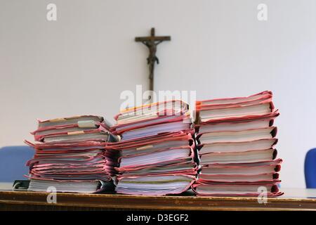 Documents se trouvent sur la table dans la salle d'audience du tribunal régional avant le début du procès contre Uwe R. et M. B. Melanie-Christin à Coblence, Allemagne, 18 février 2013. Le 51-year-old Uwe R. et son 47-year-old partenaire sont accusés d'avoir pris le nouveau-né Michala hors de son transport dans la présence de la mère le 04 juillet 2013 à Ústí en Tchéquie. Le bébé a été trouvé en toute sécurité dans un appartement à Neuwied, près de Coblence quelques jours plus tard. Photo : THOMAS FREY Banque D'Images