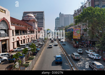 Rue en face de marché Bogyoke Aung San, également connu sous le nom de Scott market, Yangon, Myanmar Banque D'Images