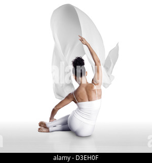 Femme sur fond blanc pratiquant Pilates Banque D'Images