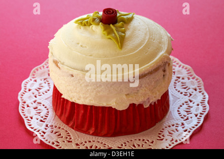 Être la mienne sur Cupcake Vanille géant ensemble napperon sur fond rouge - idéal pour la Saint-Valentin, jour de la Saint-Valentin Banque D'Images