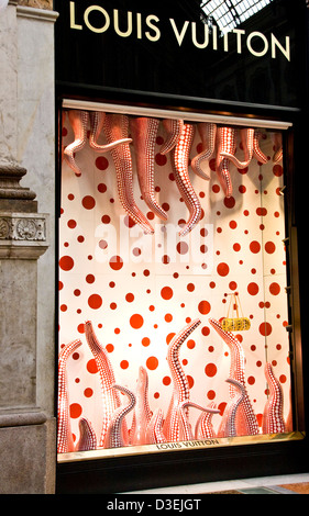 Sac à main jaune dans la fenêtre Concepteur Louis Vuitton afficher la galerie Vittorio Emanuele II, Milan Lombardie Italie Europe Banque D'Images