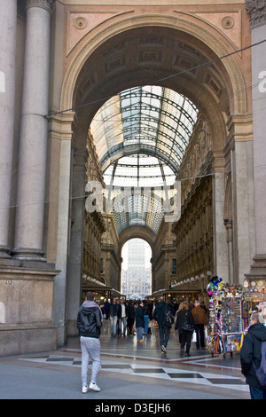 Entrée de la galerie Vittorio Emanuele II arcade centre commercial Mall Milan Milano Lombardie Italie Europe Banque D'Images