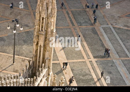 Les touristes et milanais à Piazza Duomo, de la cathédrale de Milan Milan Lombardie Italie Europe toit Banque D'Images