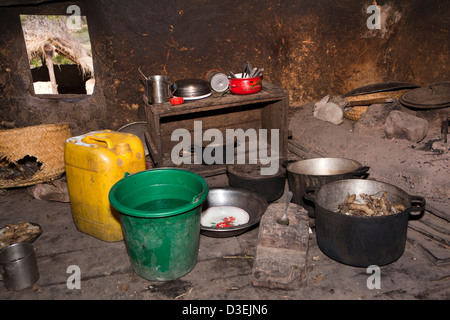 Madagascar, Ambositra, Sandrandahy, petite ferme chambre cuisine intérieur Banque D'Images