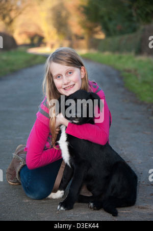 10 ans, avec 16 semaines de Cross Border Collie puppy, UK Banque D'Images