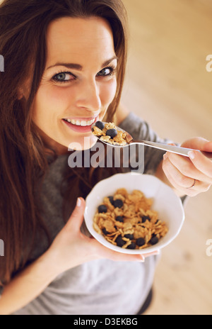 Libre d'une jolie femme manger la collation du matin Banque D'Images