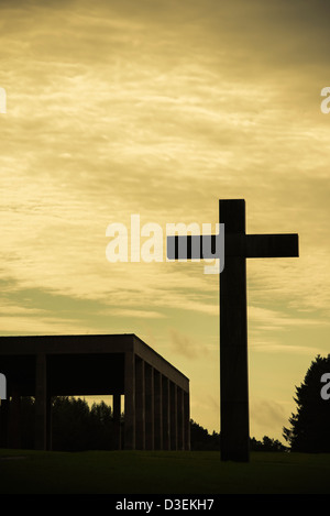 Ciel de nuit et silhouette de grand croix chrétienne et chapelle de la sainte croix au cimetière skogskyrkogarden à Stockholm, Suède Banque D'Images