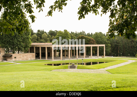 Chapelle de la Sainte Croix, pelouse et étang à cimetière skogskyrkogarden à Stockholm, Suède Banque D'Images