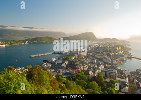 Alesund ville dans la journée ensoleillée. La Norvège Banque D'Images