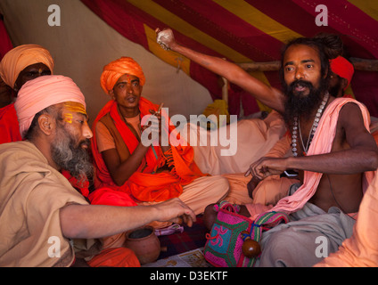 Naga Sadhu tenant son bras vers le haut, Maha Kumbh Mela, Allahabad, Inde Banque D'Images