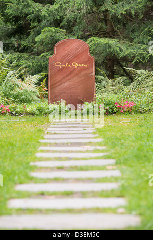 Pierre tombale du célèbre star de cinéma Greta Garbo au cimetière Forest skogskyrkogarden à Stockholm, Suède Banque D'Images