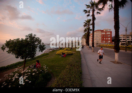 Pérou, Lima, Peru. Le long du Malecon de Barranco, entre l'architecture moderne et des jardins, Banque D'Images