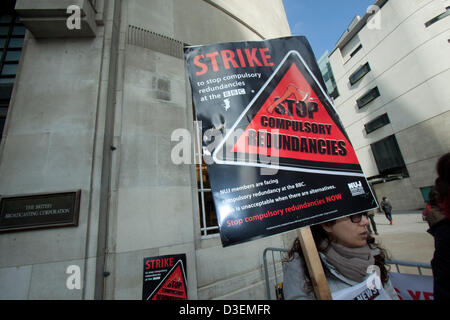 Londres, Royaume-Uni. 18 février 2013. Les journalistes et les membres du NUJ une grève d'une journée sur les suppressions d'emplois licenciements secs à la BBC. Les licenciements font partie d'un programme de cinq ans de couper 2000 emplois. Credit : Amer Ghazzal/Alamy Live News Banque D'Images