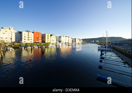 Soirée avec des navires amarrés quai Trondheim. La Norvège Banque D'Images