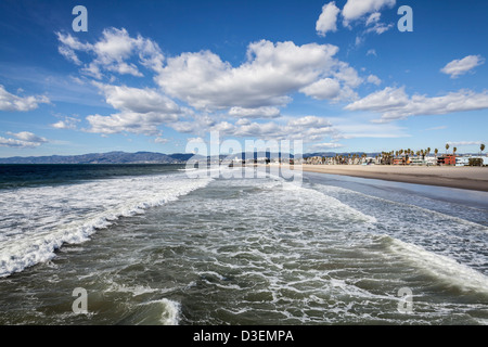 Ciel d'hiver clair et venteux surfez à la célèbre plage de Venice à Los Angeles, Californie, États-Unis. Banque D'Images