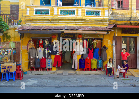 Boutique de vêtements des gens assis à Hoi An, Vietnam Banque D'Images