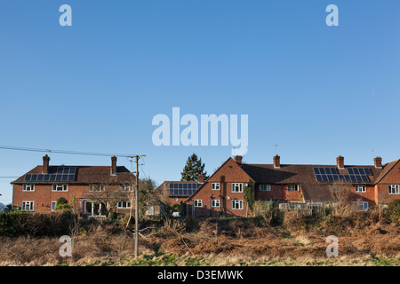Maisons avec des panneaux solaires montés sur le toit, Surrey. Banque D'Images